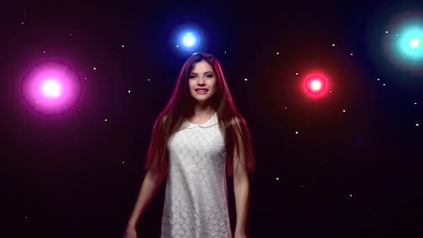 Fille aux cheveux longs tourbillonnant contre les lumières disco. Mouvement lent — Video