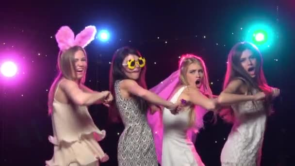 Junggesellenabschied Freundinnen tanzen und machen ähnliche Gesten. Zeitlupe — Stockvideo
