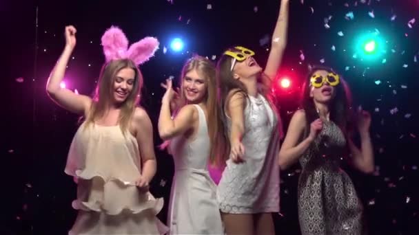 Holky v bachelorette strany, tančí a baví. Zpomalený pohyb — Stock video