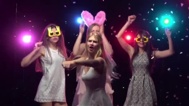 Meisjes op bachelorette partij dansen en plezier. Slow motion — Stockvideo