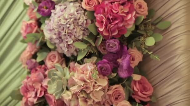Decoration with fresh flowers. Close up — Stock Video
