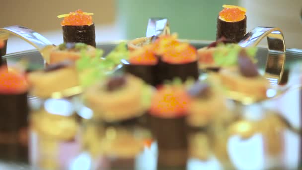 Panquecas e rolos estão na mesa de férias. Mudança dinâmica de foco. Fechar — Vídeo de Stock