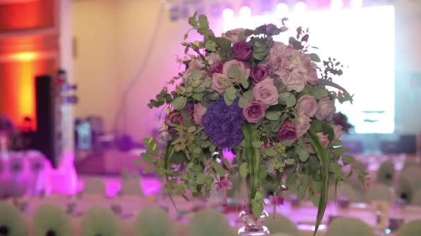 Decoraciones de flores en las mesas de bodas. Cambio dinámico de enfoque — Vídeos de Stock