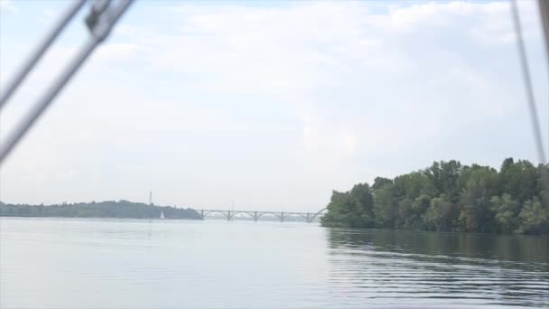Vue sur la rivière. Mouvement lent dans un bateau sur la rivière 