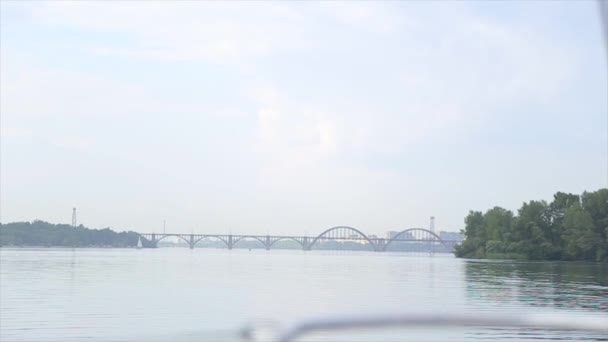 Barco no rio. Vistas do rio — Vídeo de Stock