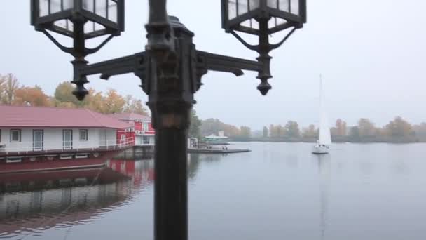 Lantaarn boven de rivier. Boot drijft op de rivier — Stockvideo