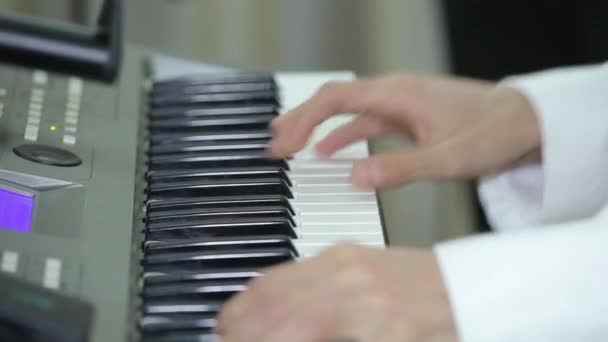 O músico está a tocar piano. Fechar — Vídeo de Stock