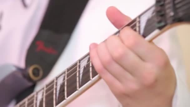 Ο μουσικός παίζει την ηλεκτρική κιθάρα. Κοντινό — Αρχείο Βίντεο