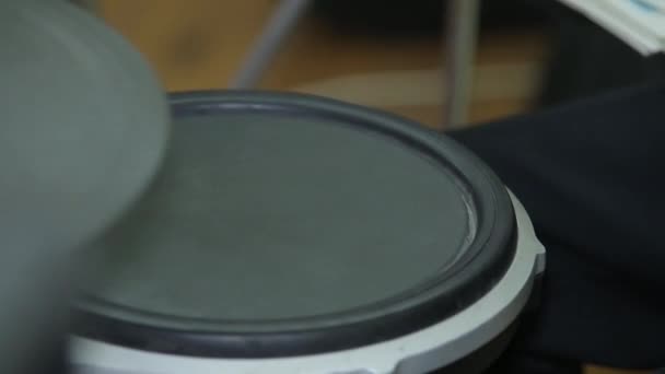 Muzikant die elektronische drums speelt. Close-up — Stockvideo