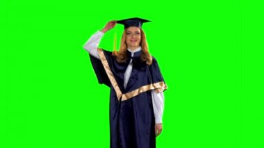 Mezun şapkasını havaya fırlatıyor. Yeşil ekran. Yavaş çekim