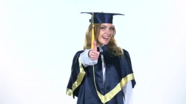 Mezun başparmak gösteren ve göz kırpan gözler. Beyaz. Yavaş çekim