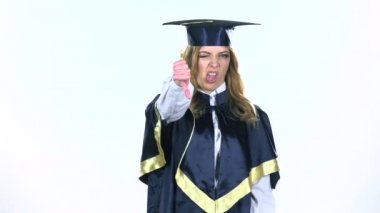 Başparmağını aşağı gösteren mezun. Beyaz. Yavaş çekim