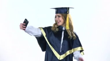 Mezun selfie fotoğrafı çekiyor. Beyaz. Yavaş çekim