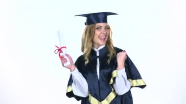 Üniversite mezuniyetini kutlayan mezun. Beyaz. Yavaş çekim