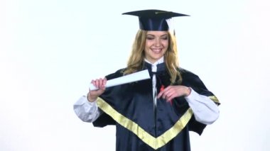 Kurdeleli yüksek lisans diploması. Beyaz. Yavaş çekim