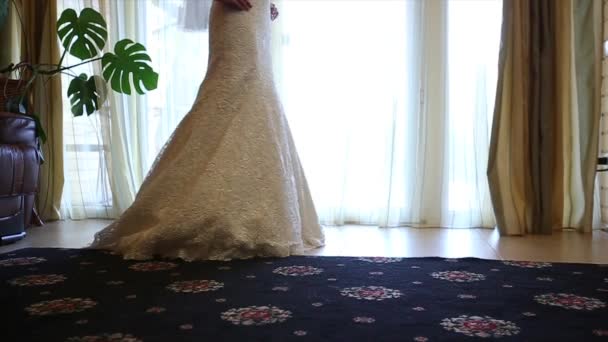 La sposa indossa un abito da sposa al mattino. Sposa nella stanza. Da vicino. — Video Stock