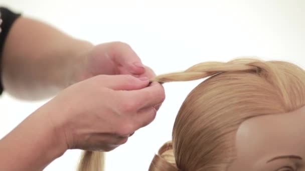 Γαλλική πλεξούδα. Ύφανση πλεξούδες για μακριά μαλλιά. Κοντινό πλάνο — Αρχείο Βίντεο
