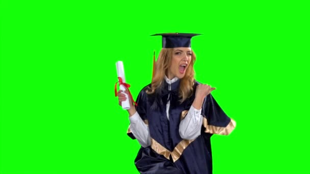 Mujer con bata de graduación con diploma. Pantalla verde. Movimiento lento — Vídeo de stock