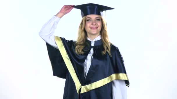 卒業生は帽子をかぶって空中に投げる。卒業祝い白。スローモーション — ストック動画