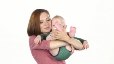 Anne çocukla oynuyor. Beyaz