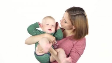 Anne çocuğunu kucağına alıp onunla oynuyor. Beyaz