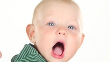 Küçük bebek kameraya bakıyor. Beyaz. Yakın çekim