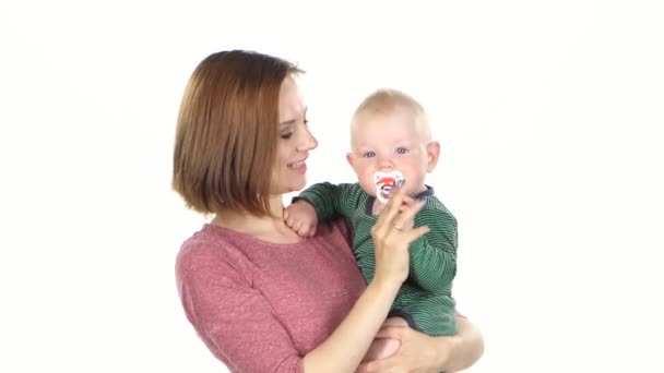 Bébé dans les bras maternels. Blanc — Video