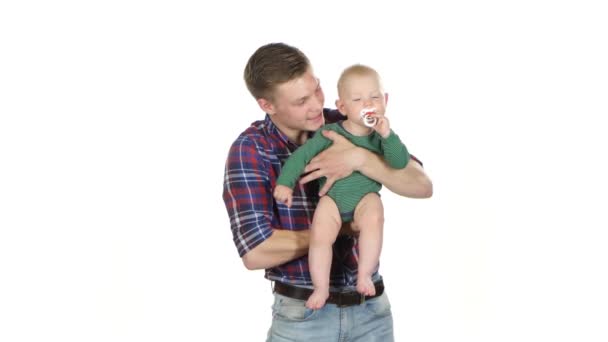 Papá con su pequeño retrato de niño. Blanco — Vídeo de stock