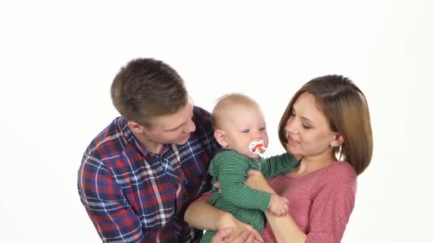 Οικογένεια με μικρό μωρό. Λευκό — Αρχείο Βίντεο