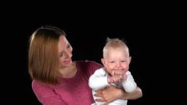 Anne ve bebek birlikte gülümseyen. Siyah. Yakın çekim