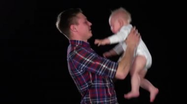 Baba ve birlikte oynayan bebek. Siyah. Yakın çekim