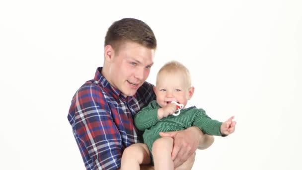 Padre jugando con su hijo pequeño. Blanco — Vídeos de Stock