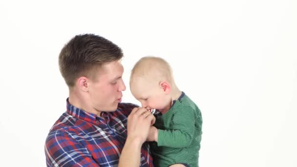 O pai brinca com o bebé. Branco — Vídeo de Stock