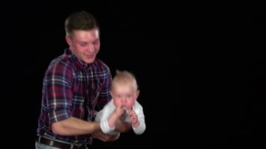 Evde bebek son ile çalacak - yukarı kaldırarak ona ve yapım onu gülmek kadar ilgili bir baba. Siyah. Yakın çekim