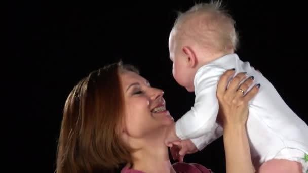 Mãe feliz brincando com seu bebê. Preto. Fechar — Vídeo de Stock