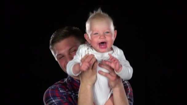Pai segurando bebê no ar. Preto. — Vídeo de Stock