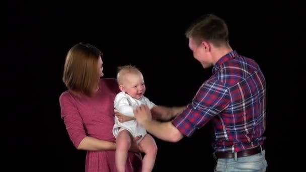 Familia con niños pequeños jugando juntos. Negro — Vídeos de Stock