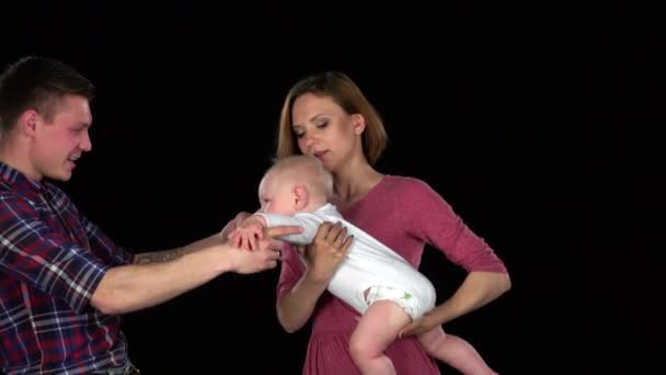 Glückliche Eltern spielen mit einem Baby. schwarz — Stockvideo