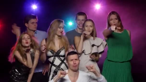 Молоді люди танцюють і розважаються разом на вечірці — стокове відео