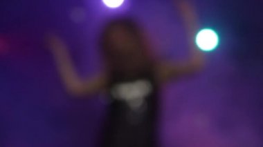 Dışarı-in odak arka plan bulanık ve dans eden kız