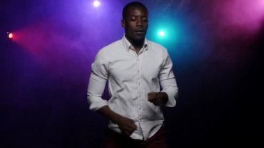 Dans, elleriyle ritmik hareketler yapma Afrikalı-Amerikalı adam