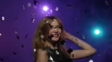 Gümüş elbisenin içinde bir kız dans. Yakın çekim