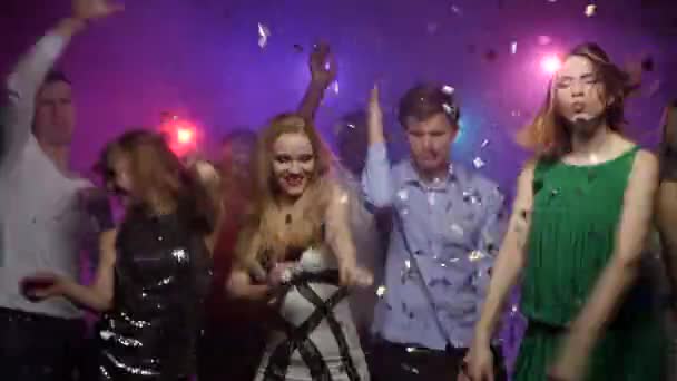 Vrienden van verschillende nationaliteiten dansen en gooien glitter confetti — Stockvideo