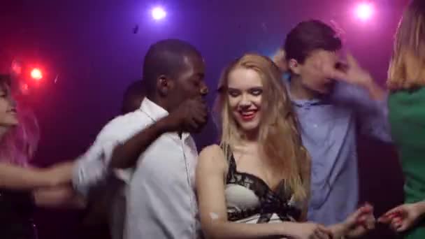 Afrikanska amerikanska manliga dansar med blond flicka på festen — Stockvideo