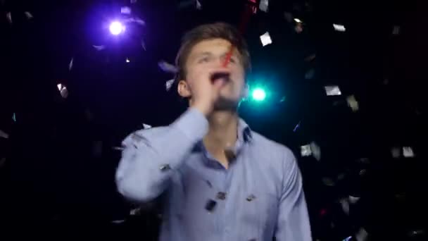 Guy throwing glitter confetti, blowing party whistle and dance. Close-up — Stock Video