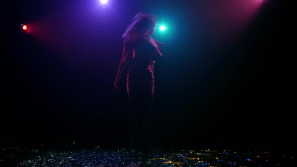 Rhythmischer Tanz des Silhouettenmädchens mit Lichtern im Discostil — Stockvideo