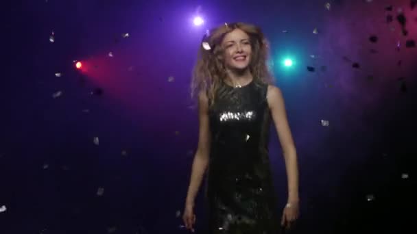 Χορός κορίτσι στο φόρεμα ασήμι. Δυναμική αλλαγή της εστίασης — Αρχείο Βίντεο