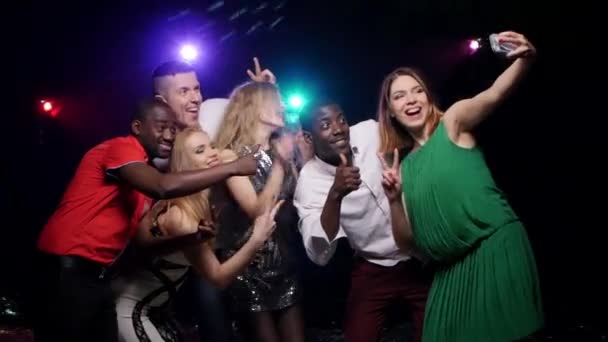 Jóvenes amigos mono-étnicos bailando en el club y haciendo selfie — Vídeos de Stock