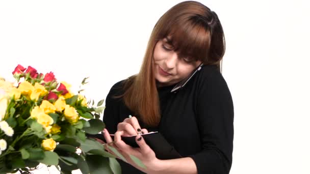 Kvinna som arbetar som florist. Vit. På nära håll — Stockvideo