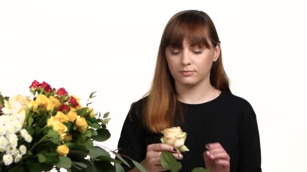 Florista fabrica um buquê de rosas. Branco. Fechar — Vídeo de Stock